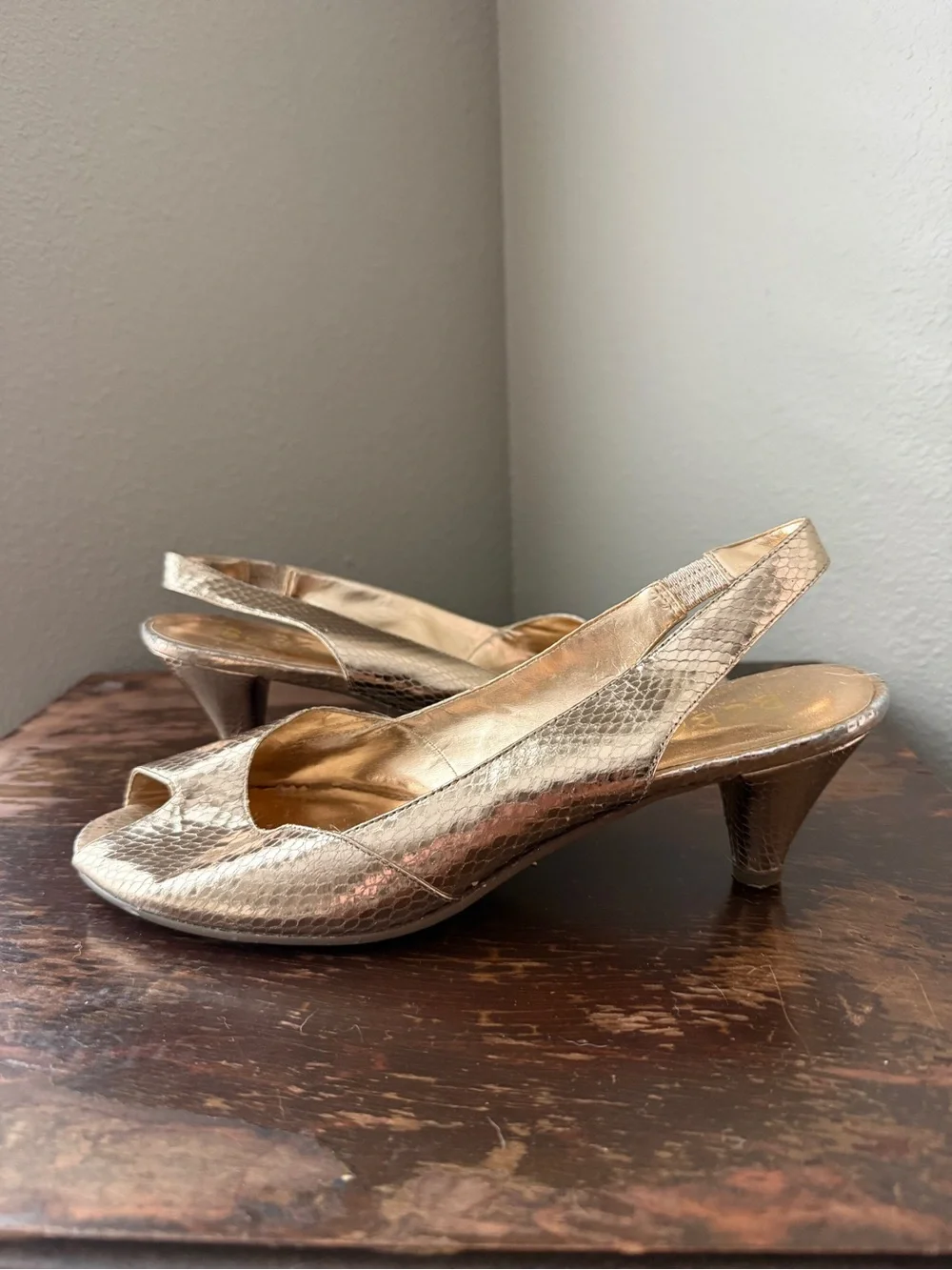VTG Y2K BCBG Paris Sz 8.5 Kitten Heels Metallic Gold Snakeskin Leather Peep Toe